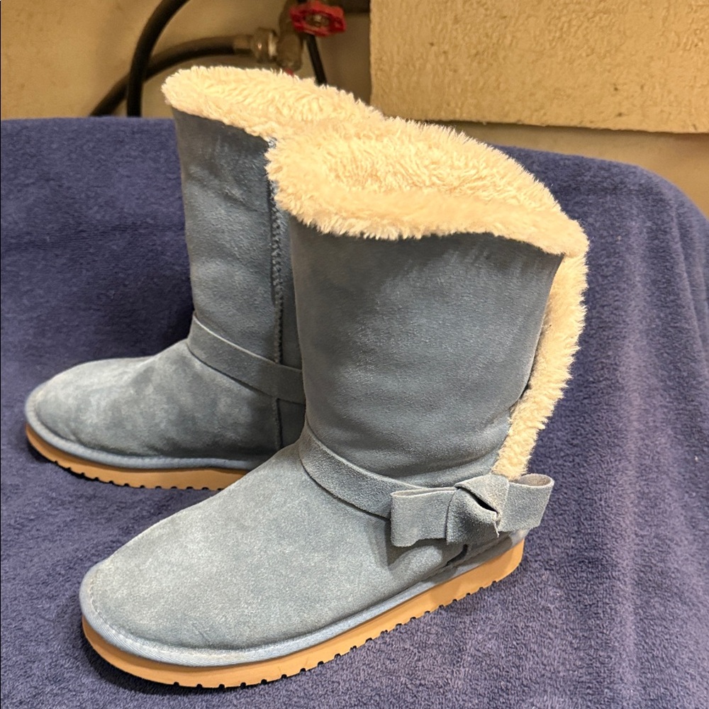 Koolaburra Light Blue Winter Boots with Cream Fur